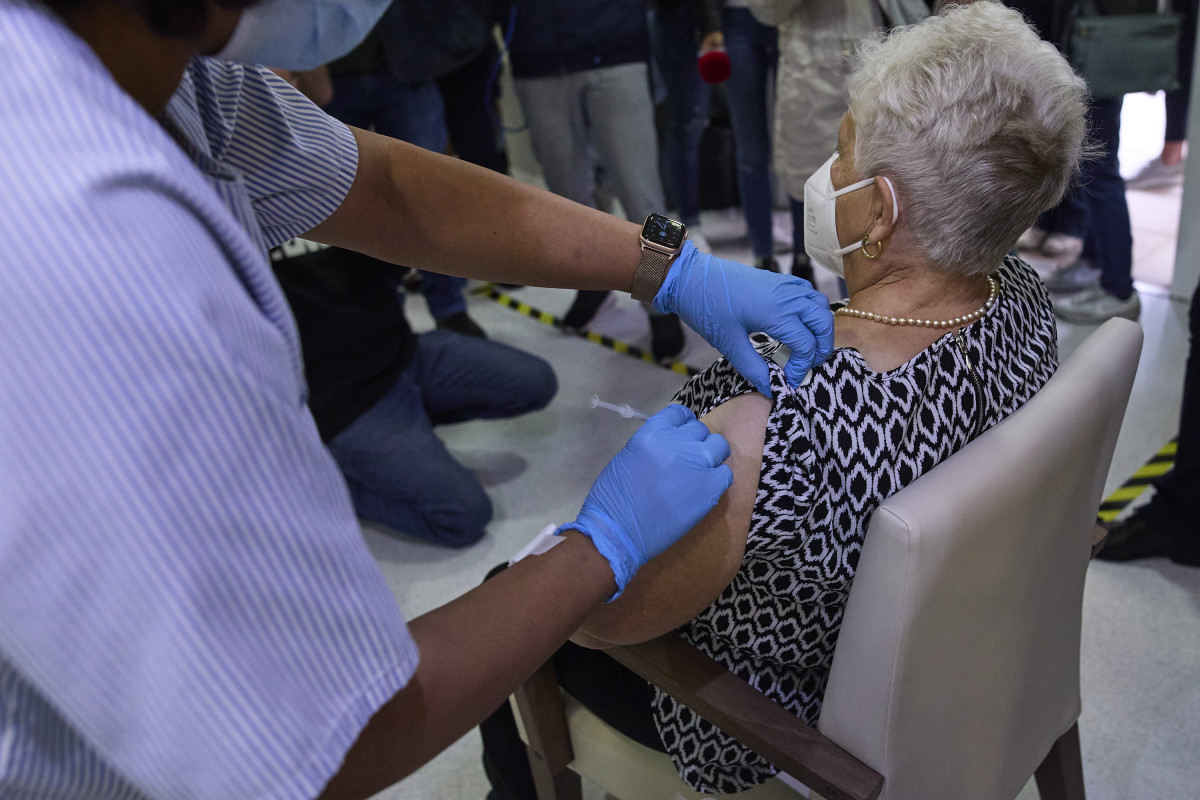 Arxiu - Una sanitària vacuna a una dona a la Residència de Majors Vista Alegre, a 22 de setembre de 2021, a Madrid, (Espanya)