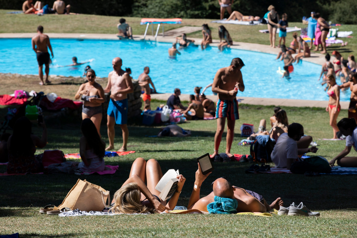 EuropaPress 3891697 diverses persones gaudeixen dia lleure piscines berceas 21 agost 2021
