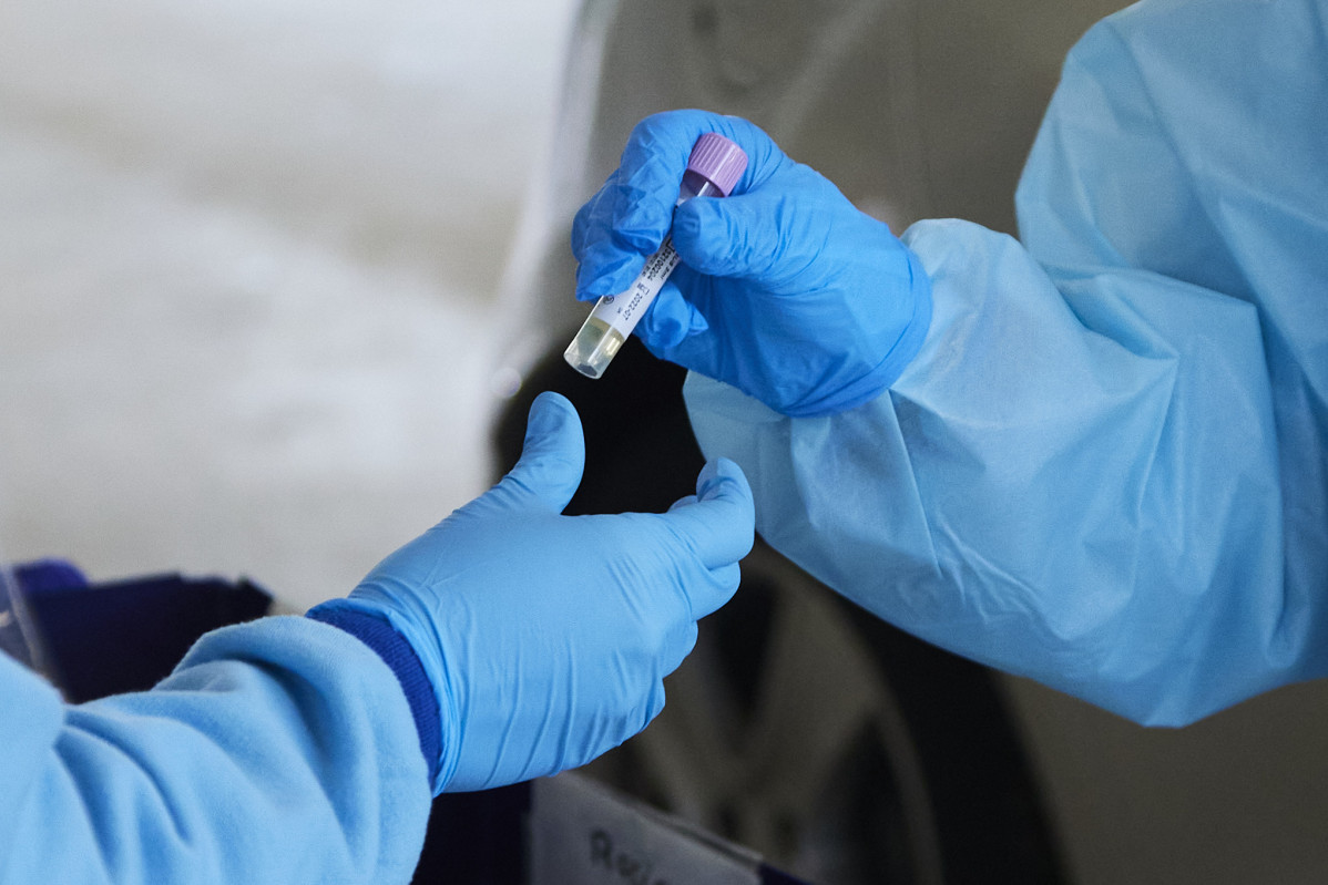 Una infermera dóna una mostra de PCR per a la seva anàlisi