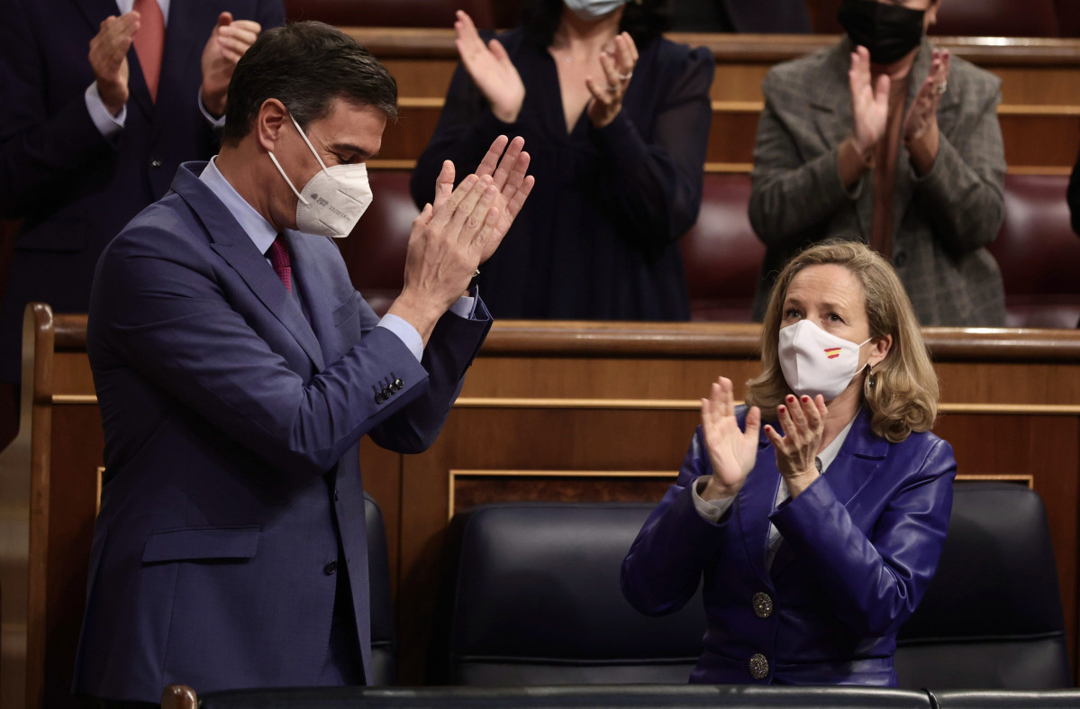El president del Govern, Pedro Sánchez, i la vicepresidenta primera, Nadia Calviño, celebrant l'aprovació definitiva dels PGE al Congrés