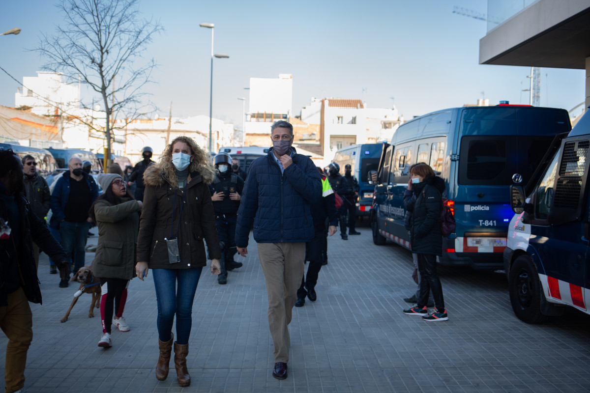 El exalcalde de Badalona (Barcelona)  Xavier García Albiol, durante una visita al desalojo de una nave industrial okupada que se encuentra en desuso en la calle Progrés de Badalona, a 13 de enero de 2022, en Badalona, Barcelona, Cataluña (España).