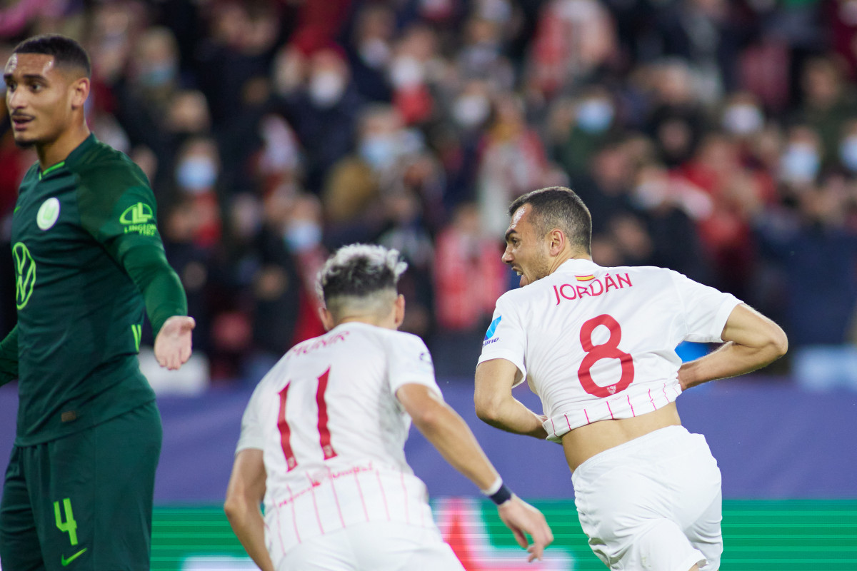 Joan Jordan celebra amb Munir el gol del Sevilla davant el Wolfsburg a la Lliga de Campions 2021-2022