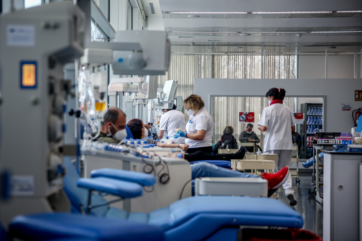 Diverses persones donen sang al centre de Transfusió de Valdebernardo, a 8 de gener de 2022, a Madrid (Espanya).