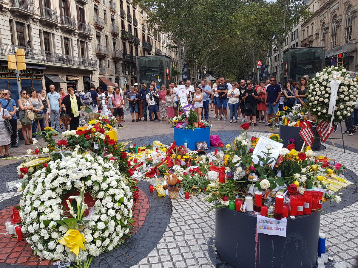 Arxiu - Ofrenes florals a la Rambla pel primer aniversari dels atemptats del 17A