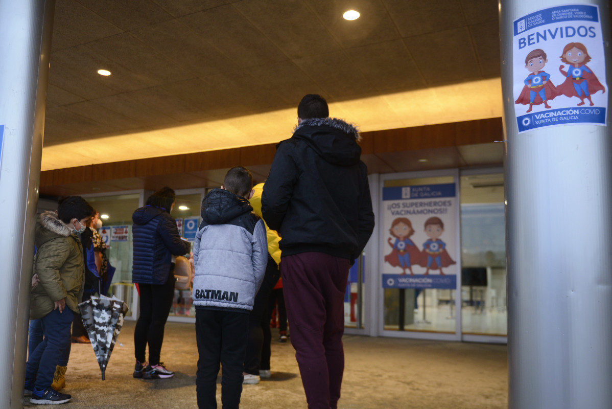 Diversos nens acompanyats dels seus pares, en arribar al recinte firal Expourense per ser vacunats
