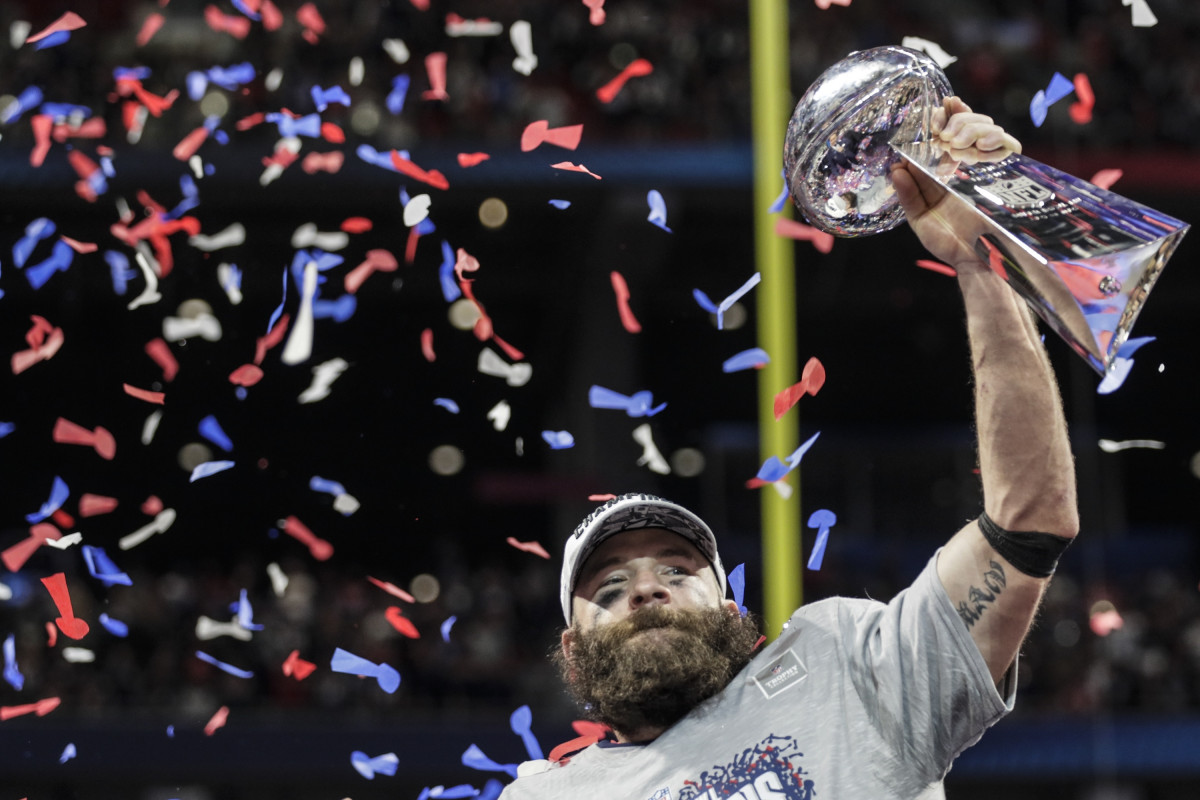 Arxiu - Julian Edelman amb el trofeu Vince Lombardi de la Super Bowl 2019