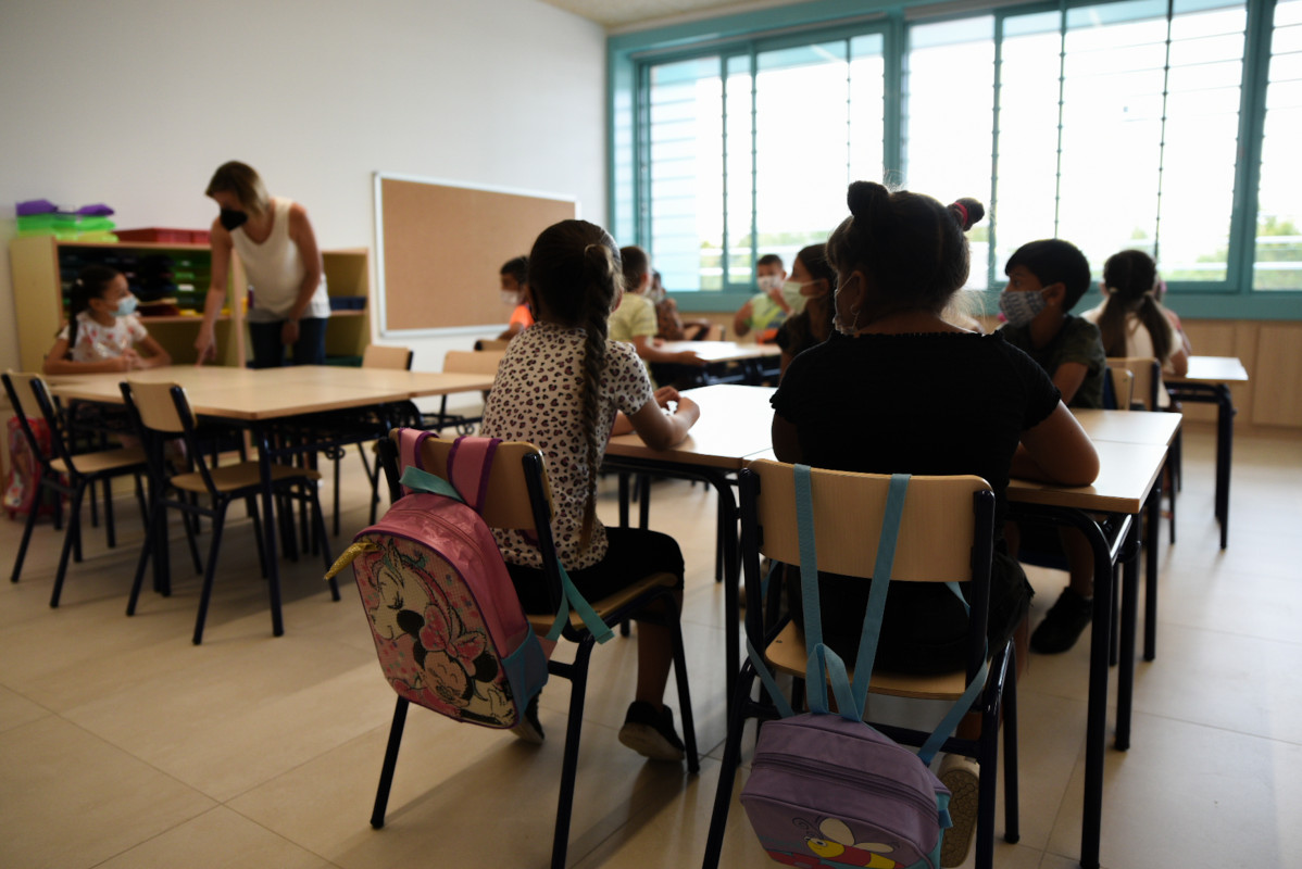 Arxiu - Una professora juntament amb alumnes d'Educació Primària en una de les aules del col·legi Les Arts, de construcció recent, durant el primer dia del curs escolar 2021-2022 a la Comunitat Valenciana
