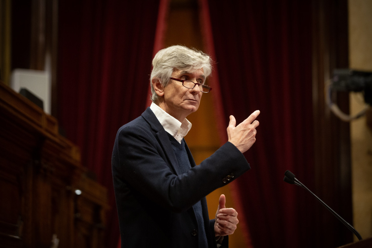 Arxiu - El conseller Josep Maria Argimon al ple del Parlament.