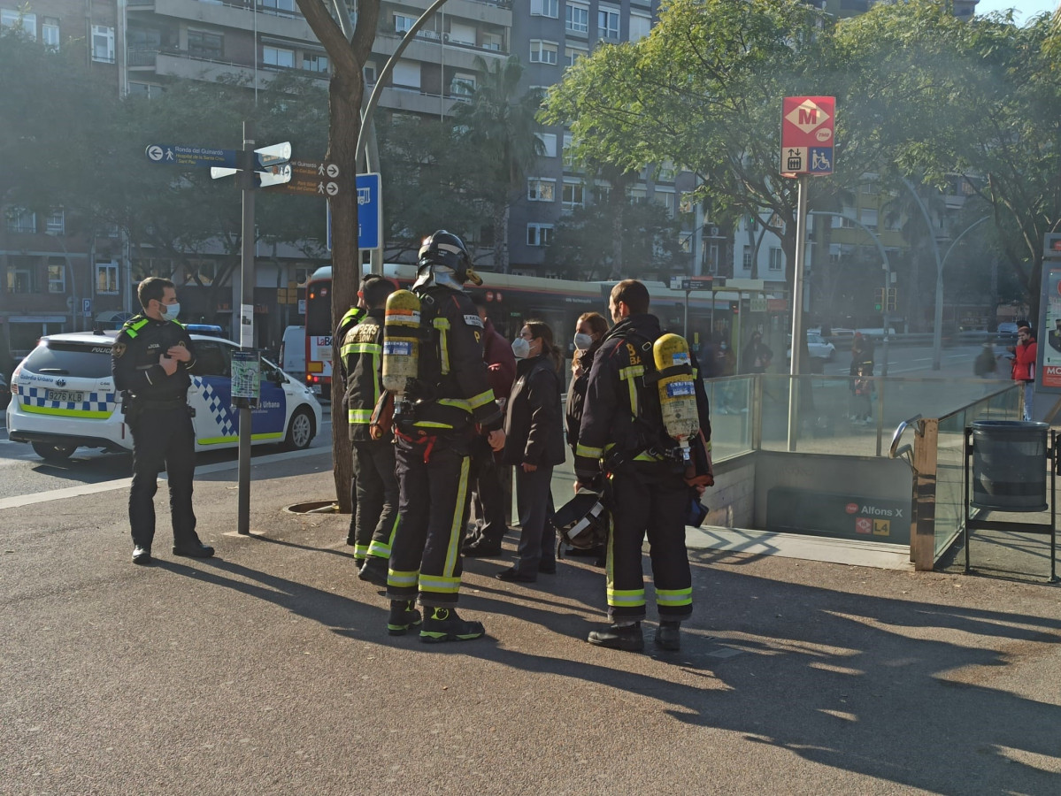 Imatge dels Bombers de Barcelona treballant a la fallada de ventilació