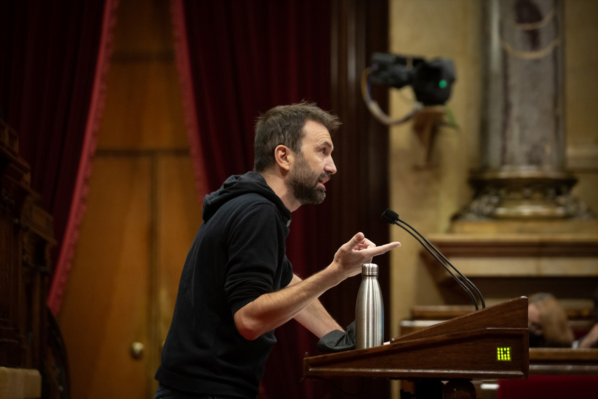Imagen de archivo - El diputado de la CUP Pau Juvillà, durante una sesión plenaria del Parlament de Catalunya, a 4 de noviembre de 2021, en Barcelona.