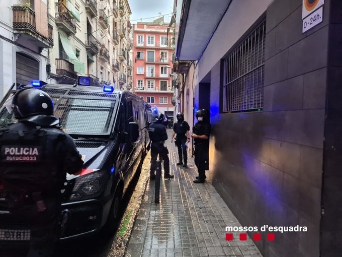 Els Mossos d'Esquadra desallotgen un edifici de pisos turístic al barri del Poble-sec de Barcelona, ocupat per un grup de lladres multireincidents. A Barcelona, el 9 de setembre del 2020.