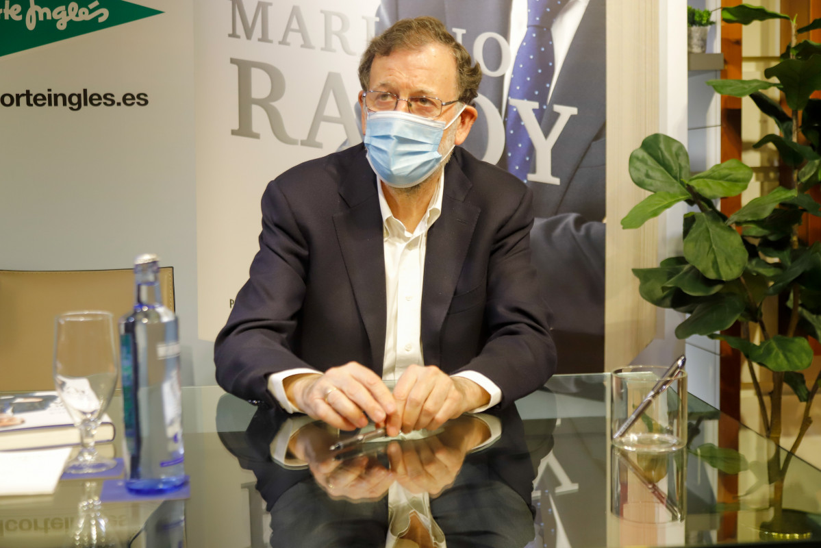 Arxiu - L'expresident del Govern Mariano Rajoy posa durant la signatura del seu nou llibre en una botiga d'El Corte Inglés, el 7 de desembre de 2021, a Vigo, Galícia (Espanya).