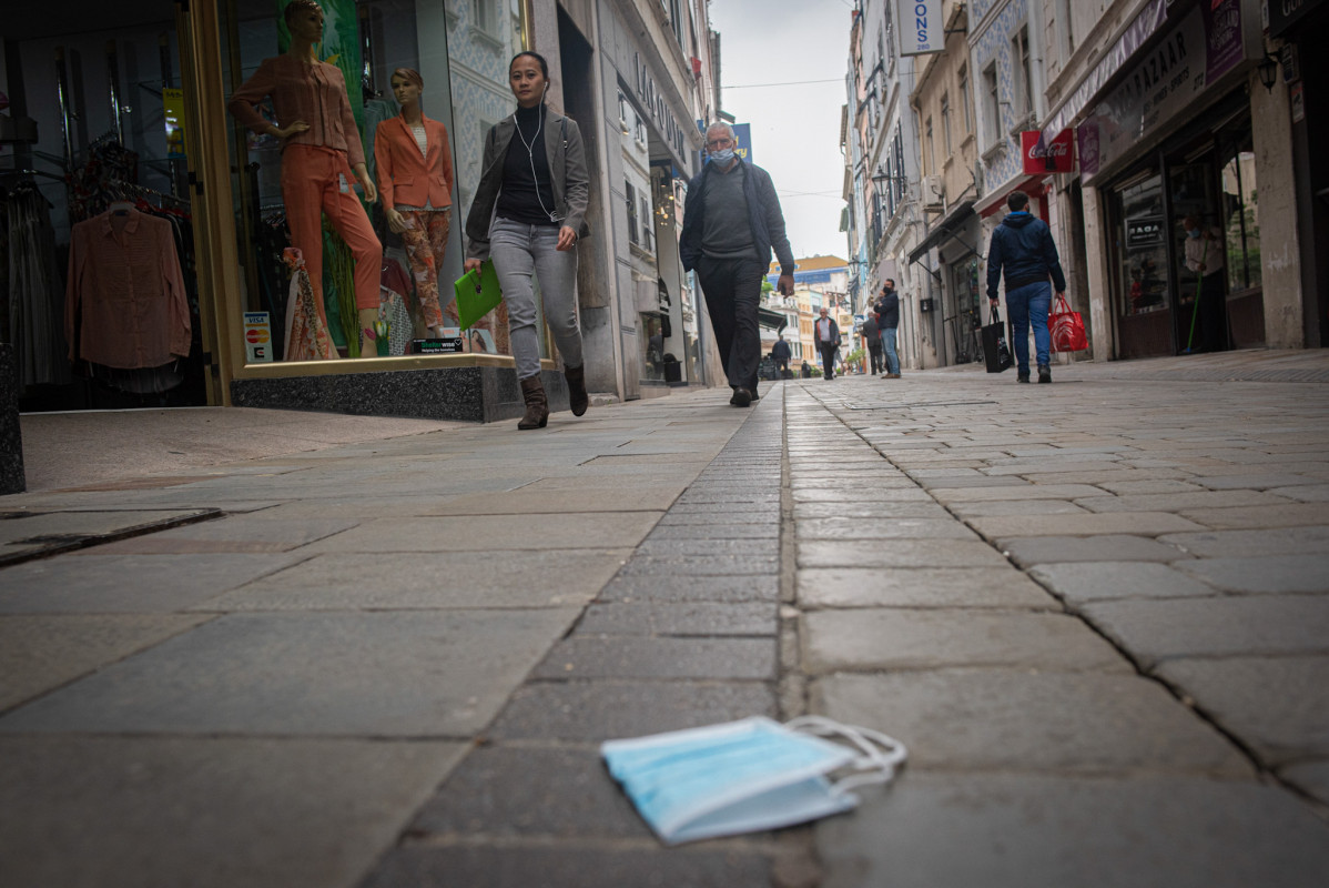 Arxiu - Una mascareta tirada a terra al carrer Magín atreveix-te, a Gibraltar, 30 de març 2021