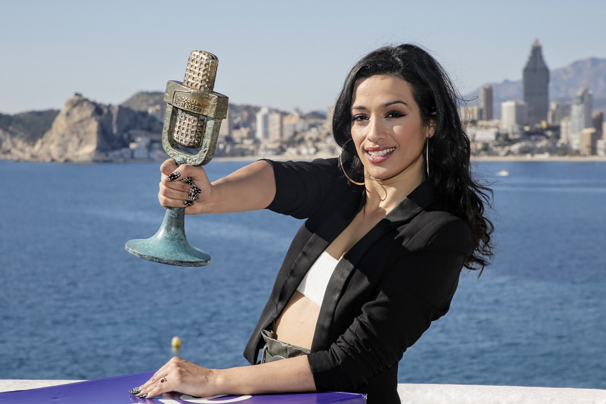 L'artista Chanel guanyadora de Benidorm Fest 2022, posa amb el seu trofeu al Mirador del Castillo, el 30 de gener de 2022, a Benidorm.