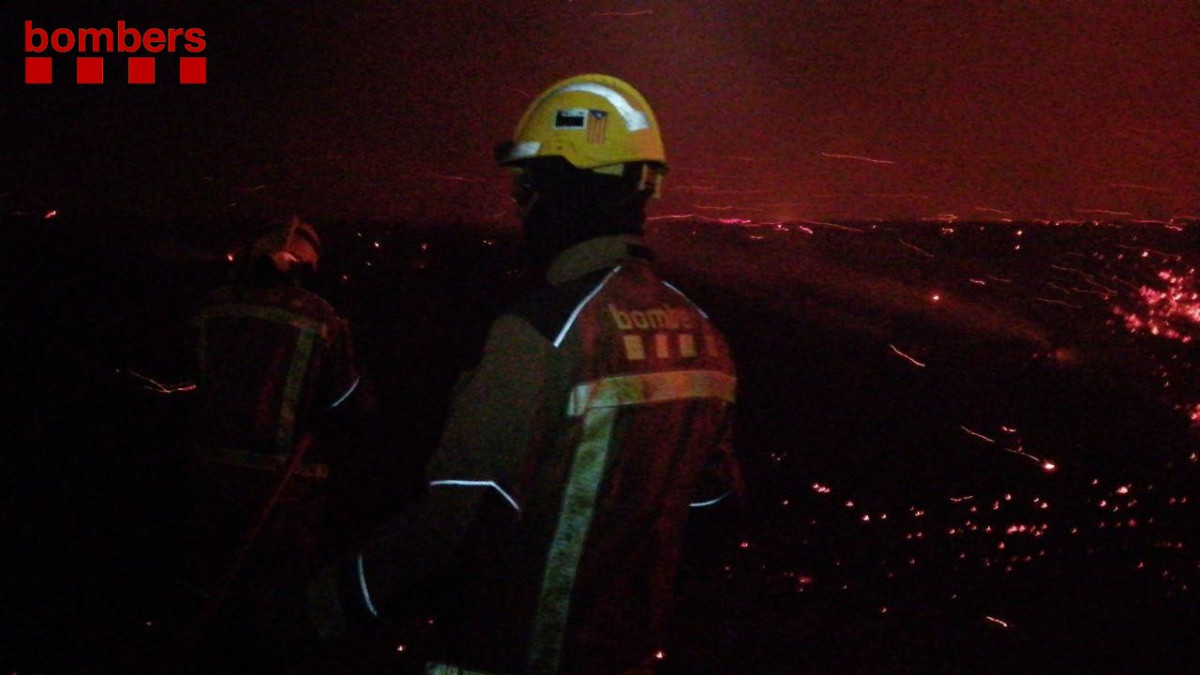 Un bomber a l'incendi a Peralada (Girona).