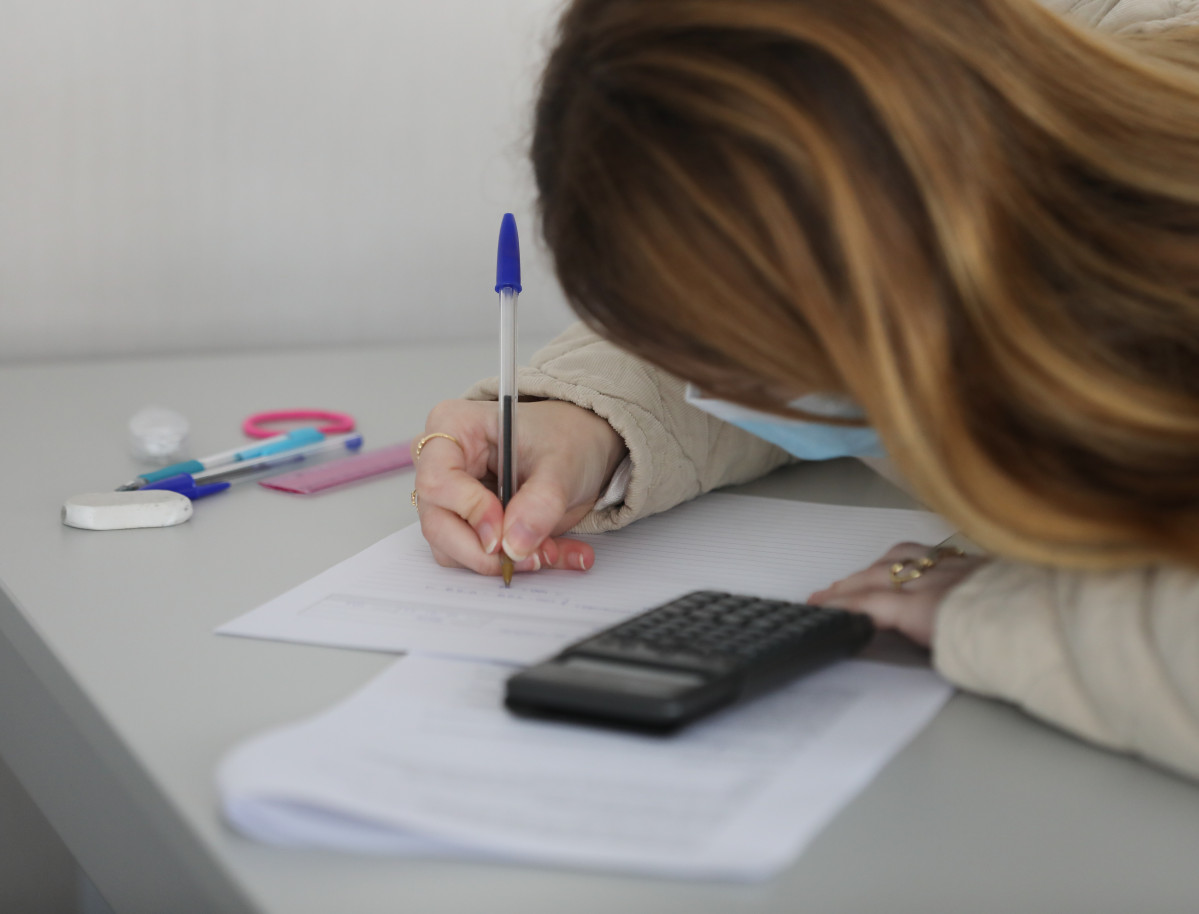 Una alumna de la Facultat de Ciències econòmiques de la Universitat CEU San Pablo realitza un examen, a 10 de gener de 2022, a Madrid, (Espanya). Més de 8 milions d'alumnes de tot Espanya reprenen avui les classes després del període de vacances de Nadal. Encara que