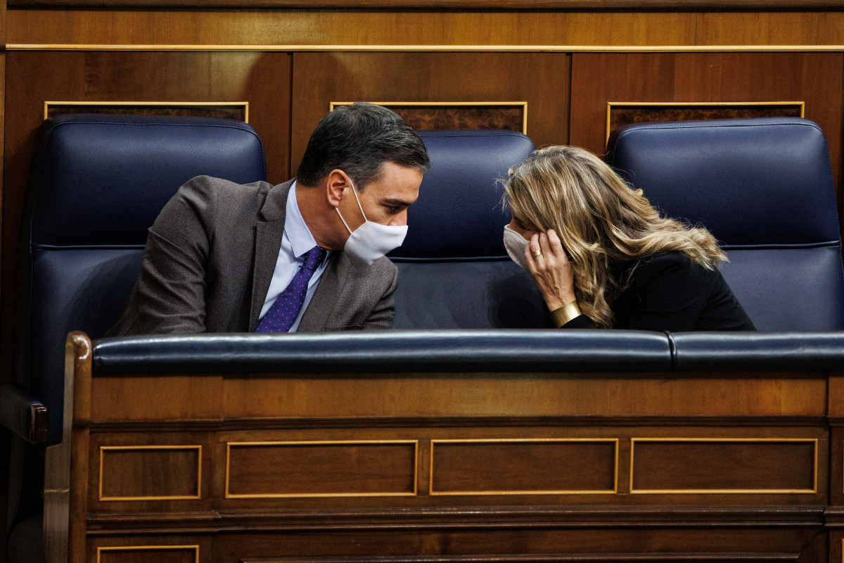El president del Govern, Pedro Sánchez i la vicepresidenta segona i ministra de Treball i Economia Social, Yolanda Díaz, mantenen una conversa en una sessió plenària al Congrés dels Diputats, el 3 de febrer del 2022, a Madrid (Espanya).