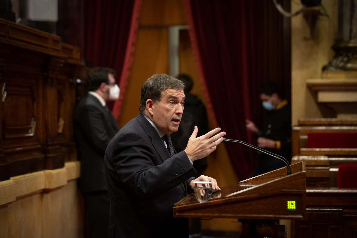 El diputado de Junts, Jaume Alonso-Cuevillas, interviene en el pleno, a 3 de febrero de 2022, en Barcelona, Cataluña (España). La presidenta del Parlament, ha informado que acepta la delegación de voto del diputado de la CUP y secretario tercero de la Mes