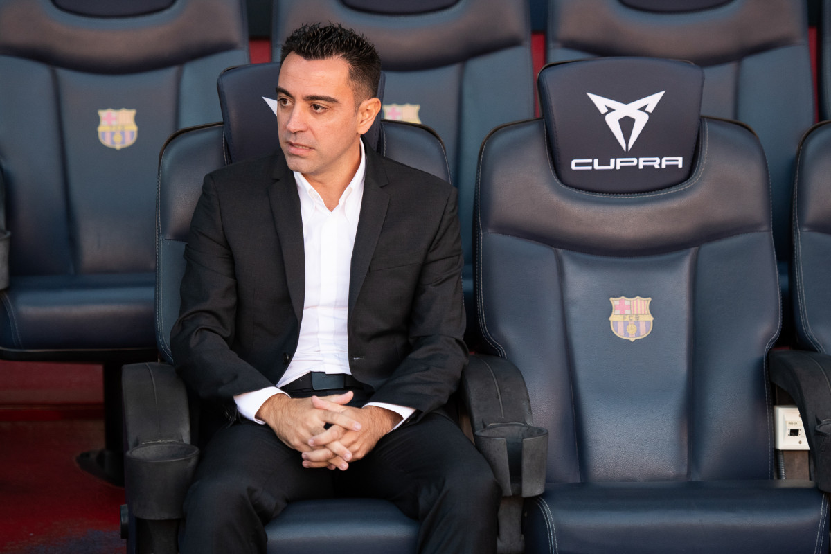 Xavi Hernandez poses per a foto en la companyia durant la seva presentació als nous managers de Barcelona al Camp Nou stadium on November 08, 2021, a Barcelona, Spain.