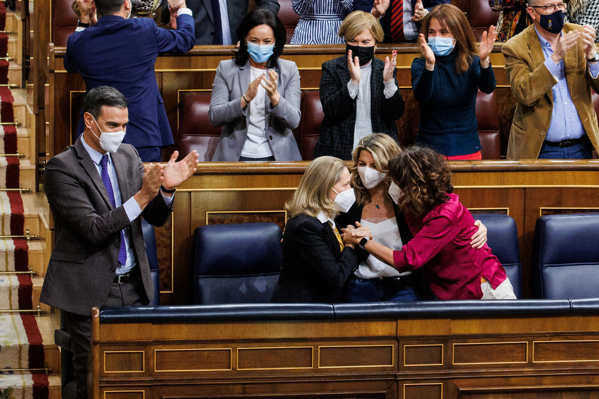 (id) El president del Govern, Pedro Sánchez, la ministra d'Economia Nadia Calviño, la ministra de Treball, Yolanda Díaz, i la ministra d'Hisenda, María Jesús Montero, en una sessió plenària al Congrés, el 3 de febrer de 2022 , a Madrid.
