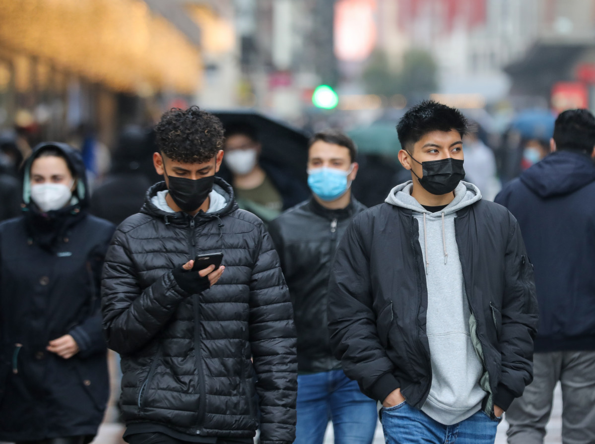 Arxiu - Diverses persones amb mascareta, el mateix dia que entra en vigor l'obligatorietat d'usar mascareta a exteriors, a 24 de desembre de 2021, a Madrid, (Espanya).