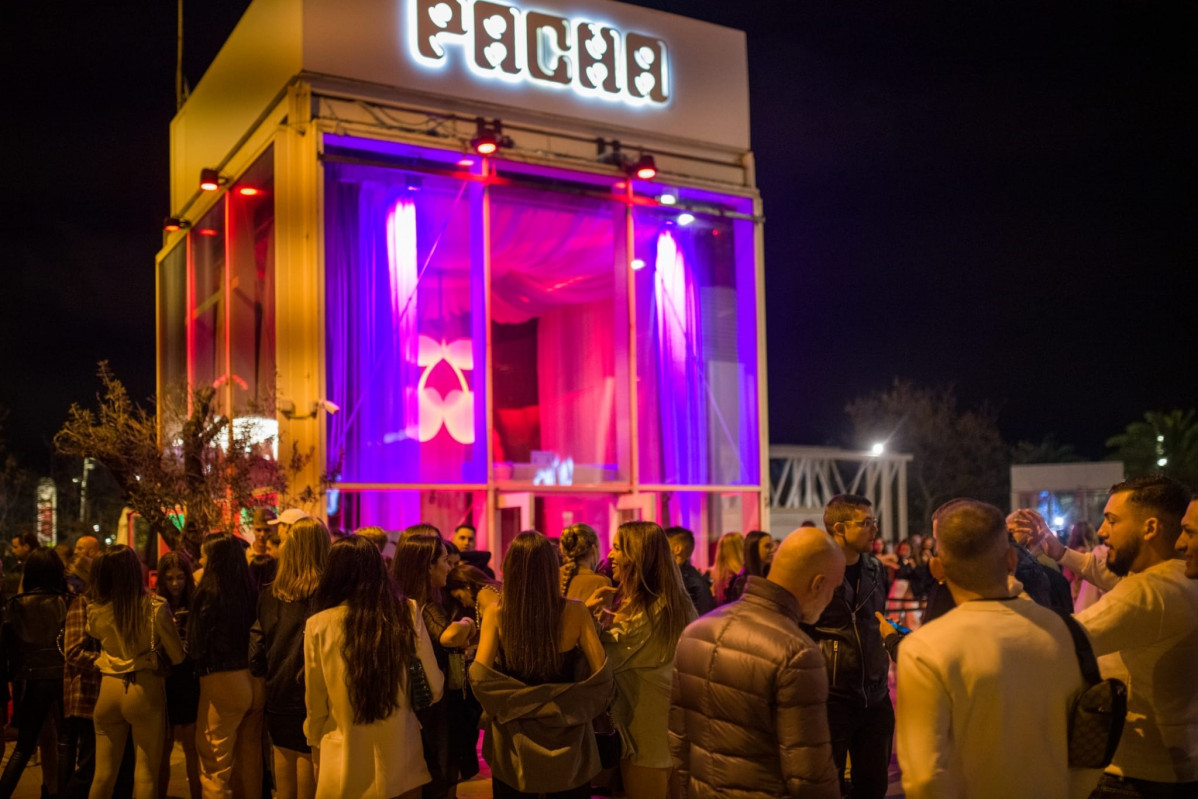 Arxiu - Algunes persones fan cua davant de la discoteca Pacha de Basrcelona a la primera nit de reobertura de l'oci nocturn a Catalunya després de mesos de restriccions, a 7 d'octubre del 2021.