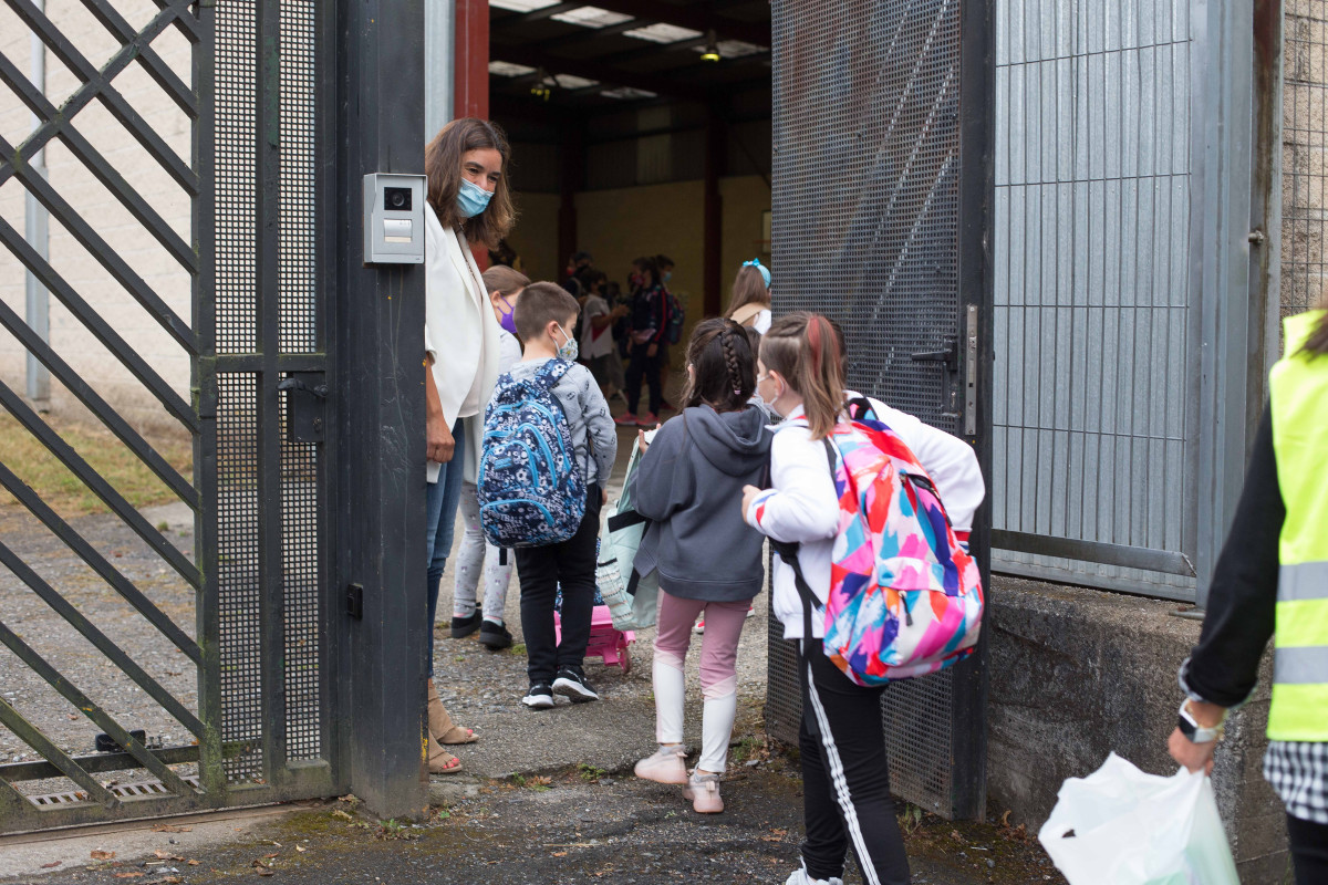 Arxiu - Diversos nens i nenes entren al CEIP Manuel Mallo de Nadela, durant el primer dia del curs escolar 2021-2022 a Educació Infantil i Primària, a 9 de setembre de 2021, a Nadela, Lugo, Galícia (Espanya). Aquest col·legi és l'únic en entorn rur
