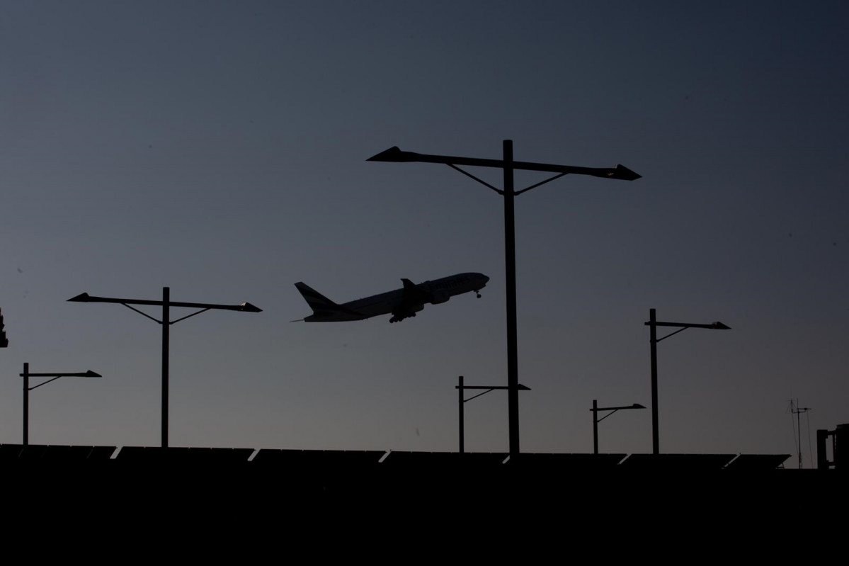 Arxiu - Avió enlairant-se de l'Aeroport de Barcelona-El Prat.