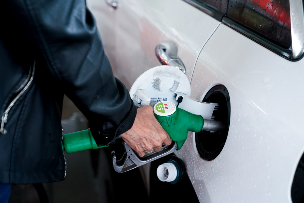 Arxiu - Una dona posa benzina al vehicle