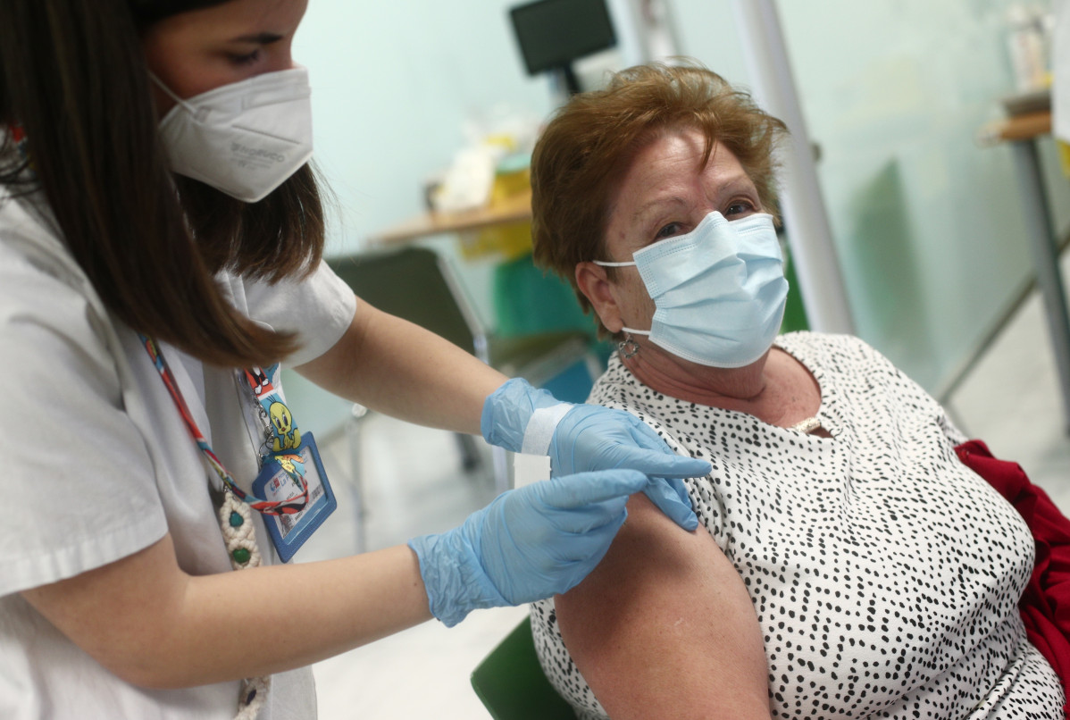 Arxiu - Una sanitària inocula la primera dosi de la vacuna Pzifer a una dona gran, a l'Hospital Universitari de La Paz, a 12 d'abril de 2021, a Madrid (Espanya).