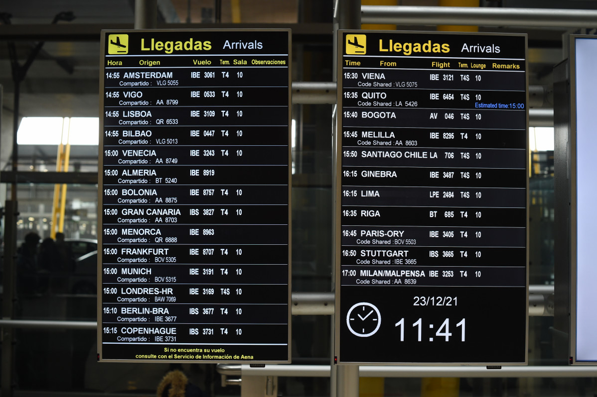 EuropaPress 4162947 dos panells arribades aeroport adolfo suarez dia previ nitbona 23