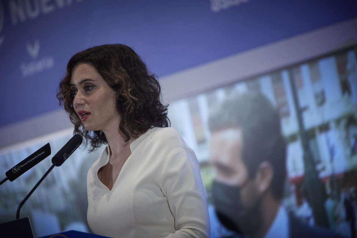 La presidenta de la Comunitat de Madrid, Isabel Díaz Ayuso, (amb el líder del PP, Pablo Casado, a la pantalla) intervé en un esmorzar informatiu organitzat per Nueva Economía Fórum