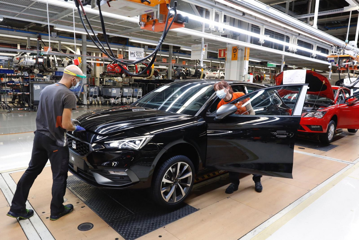 Arxiu - Dos treballadors a la línia de producció del Seat León a la fàbrica de Martorell (Barcelona)
