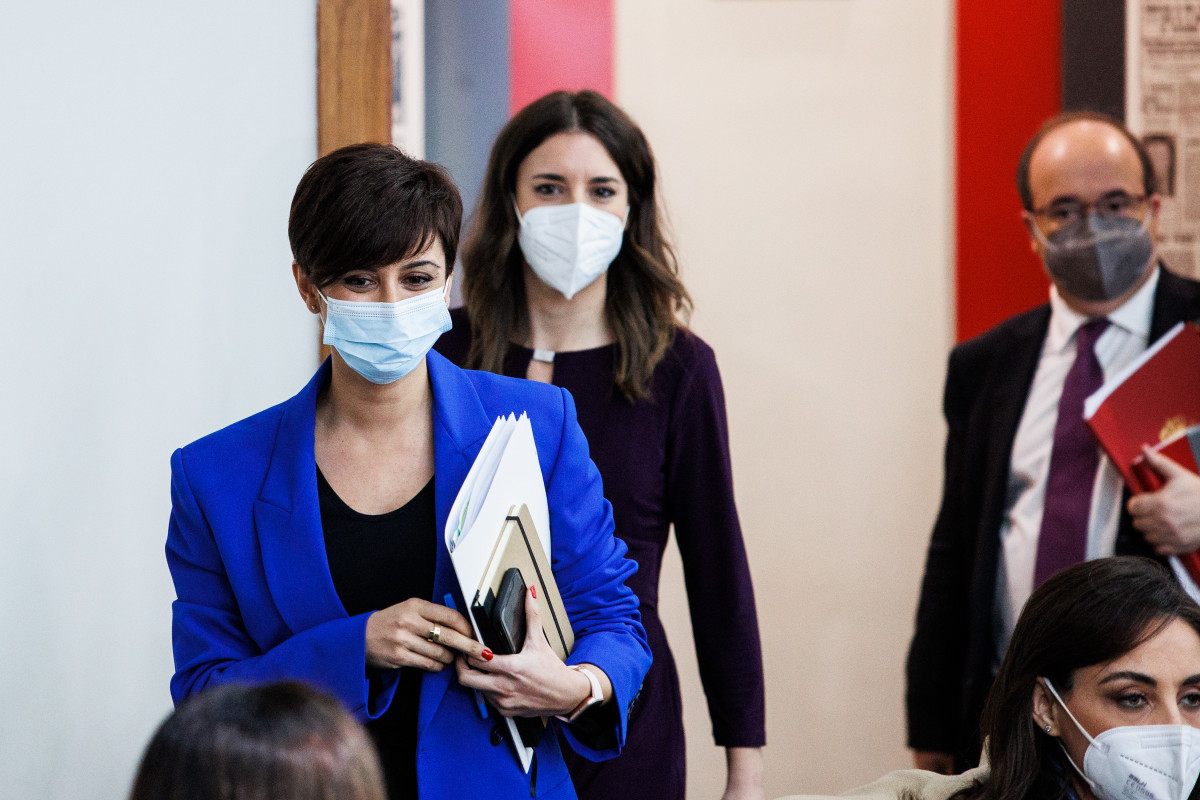(I-D) La ministra portavoz, Isabel Rodríguez; la ministra de Igualdad, Irene Montero; y el ministro de Cultura y Deporte, Miquel Iceta, a su llegada a una comparecencia tras la reunión del Consejo de Ministros en Moncloa, a 15 de febrero de 2022.  El Cons
