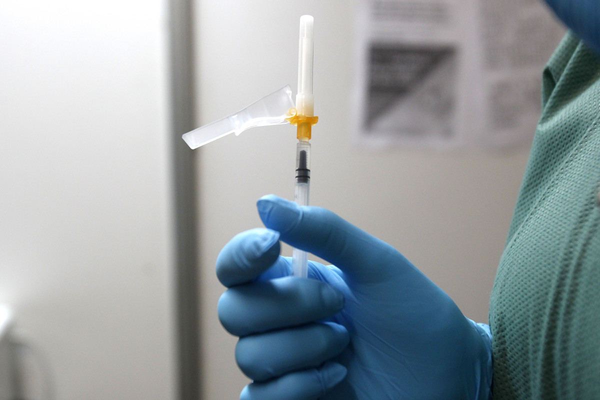 Arxiu - Una professional sanitària sosté una xeringa amb la vacuna contra el Covid-19