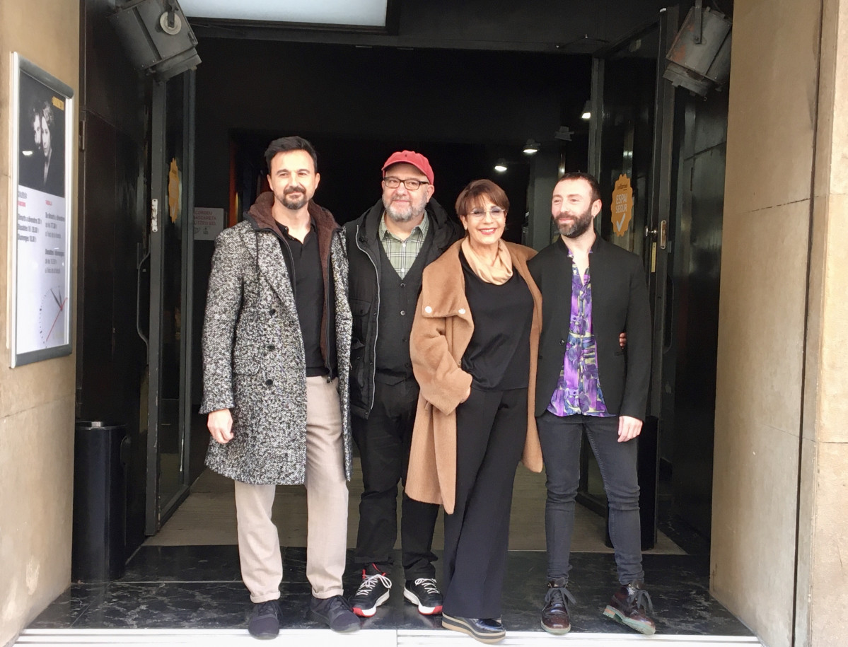 Los actores Emma Vilarasau y Dafnis Balduz, el dramaturgo Guillem Clua y el director Josep Maria Mestres presentan ‘L’Oreneta’ en el teatro La Villarroel de Barcelona