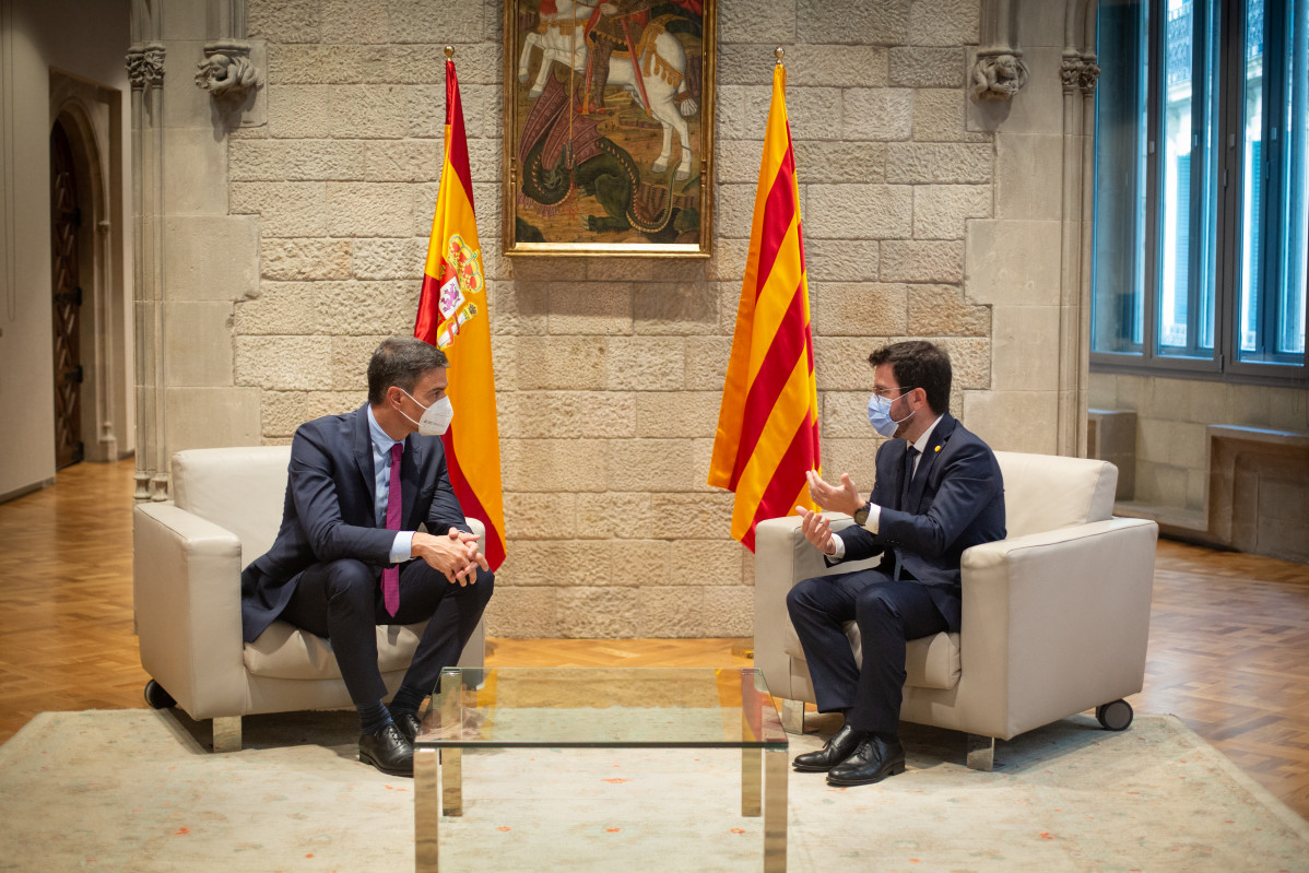Archivo - El presidente del Gobierno, Pedro Sánchez, y el de la Generalitat, Pere Aragonès, se reúnen en el Palau de la Generalitat antes de que se celebre la segunda reunión de la mesa del diálogo entre el Gobierno central y el Govern catalán. ARCHIVO.