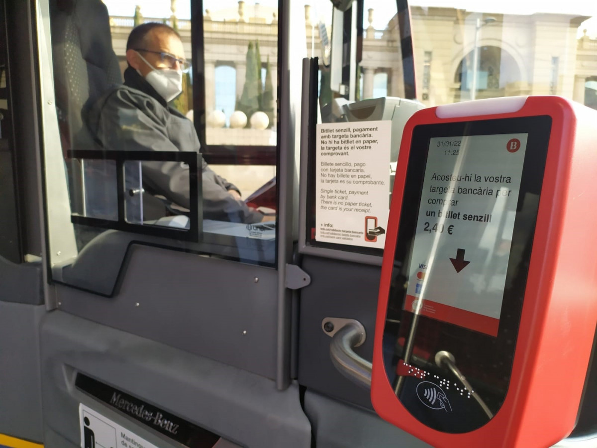 Barcelona permet pagar amb targeta el bitllet senzill a tots els autobusos de TMB des d'aquest gener.