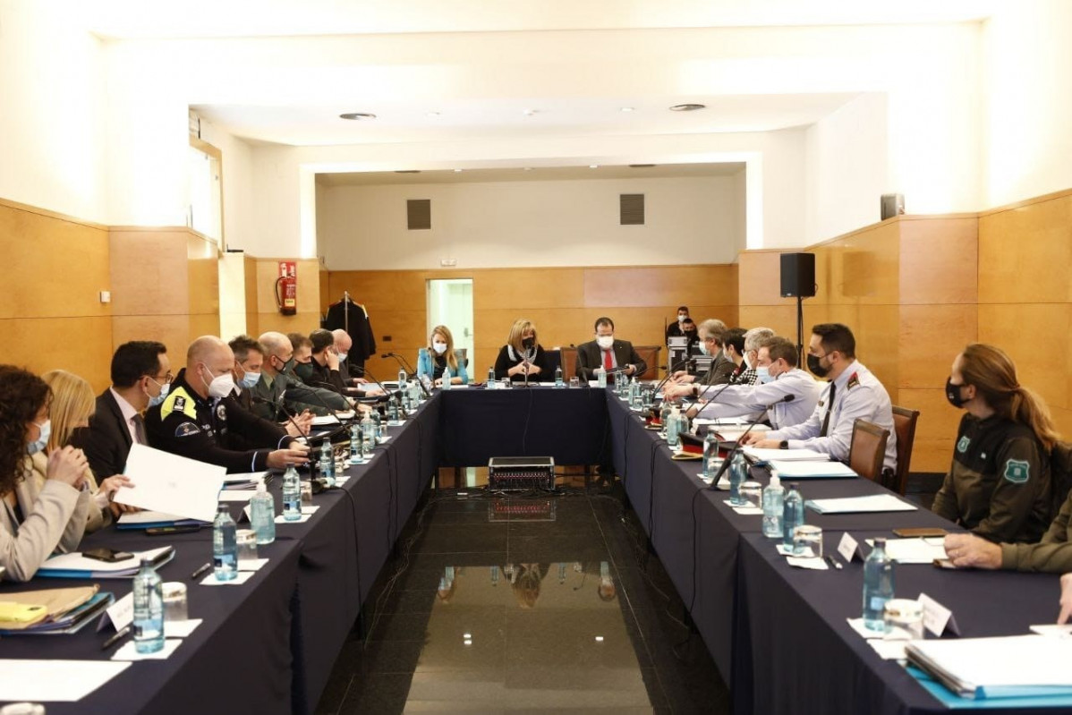 El conseller dInterior, Joan Ignasi Elena, lalcaldessa de LHospitalet, Núria Marín, i la delegada del Govern a Catalunya, Maria Eugènia Gay presideixen la Junta Local de Seguretat de LHospitalet de Llobregat (Barcelona).