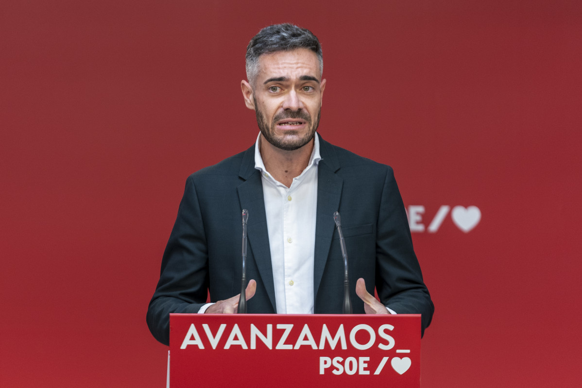 Arxiu - El portaveu adjunt del PSOE al Congrés, Felipe Sicilia, respon en una roda de premsa després de la reunió de la Comissió Executiva Federal Plenària del PSOE a la seu socialista del carrer Ferraz, a 25 d'octubre de 2021, a Madrid, (Espanya