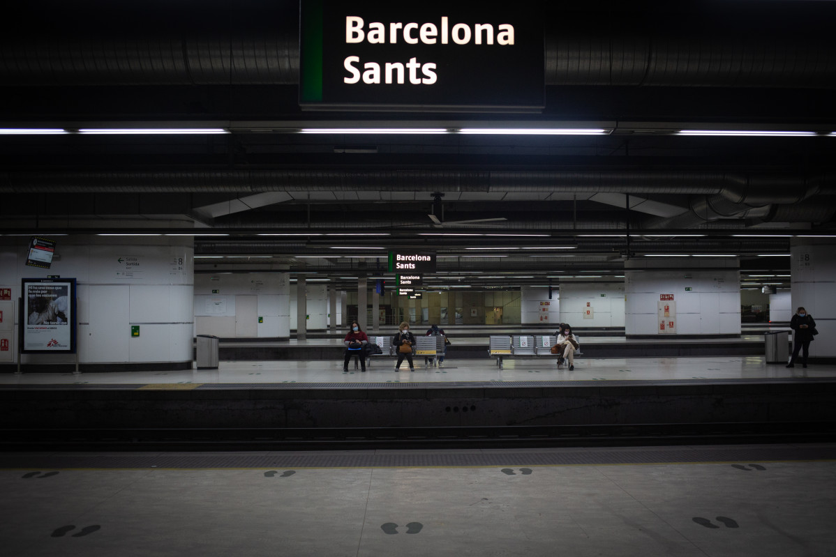 Archivo - Andenes de la estación de Barcelona-Sants. Archivo.