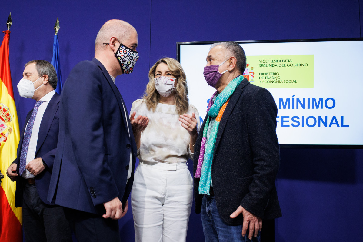 (I-D) El secretari general del sindicat CCOO, Unai Sordo; la vicepresidenta segona del Govern i ministra de Treball i Economia Social, Yolanda Díaz i el secretari general d'UGT, Pepe Álvarez, després de signar la pujada de SMI per al 2022