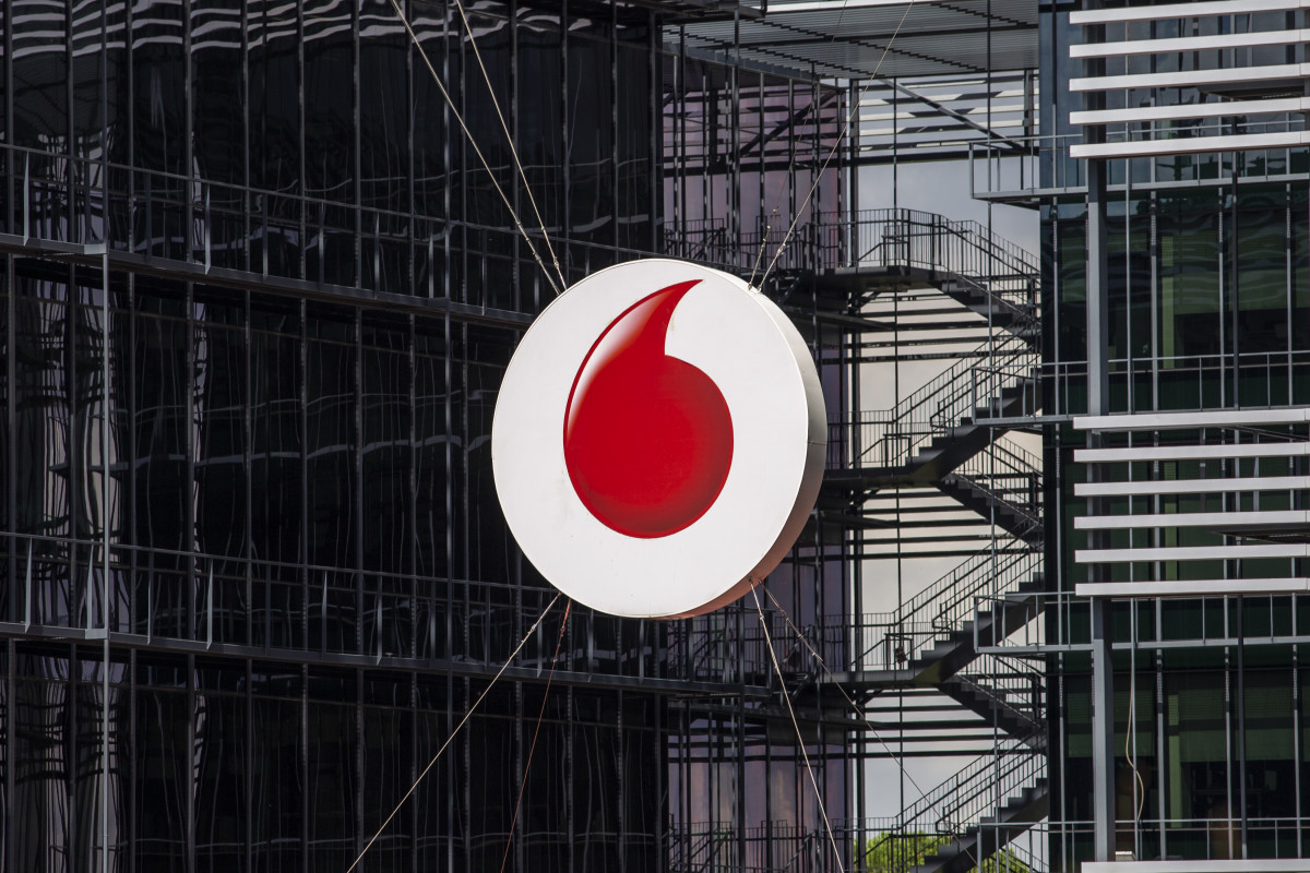 Arxiu - Logo de la seu de Vodafone a Madrid el dia en què la companyia de telefonia ha anunciat un ERO per a 515 empleats, a 15 de setembre de 2021, a Madrid (Espanya).
