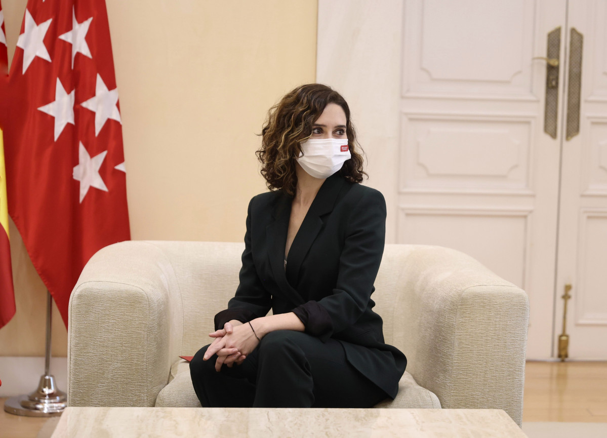 La presidenta de la Comunitat de Madrid, Isabel Díaz Ayuso, rep l'ambaixador dels Emirats Àrabs Units a Espanya, a la Reial Casa de Correus, el 21 de febrer de 2022, a Madrid (Espanya). Aquest és el primer acte d'Ayuso per al dia d'avui, després de la cançó