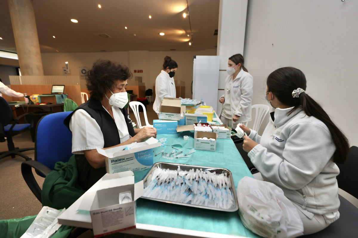 Arxiu - Diverses sanitàries preparen dosis de la vacuna contra la Covid-19 a Pontevedra.