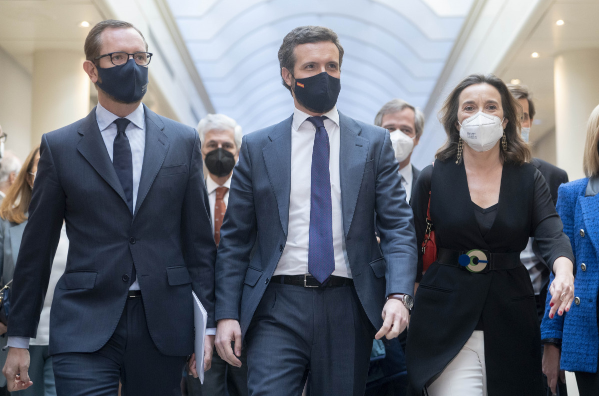 (I-D) El portaveu del Grup Parlamentari Popular al Senat, Javier Maroto; el líder del PP, Pablo Casado; i la portaveu del PP al Congrés, Cuca Gamarra, en arribar a una reunió conjunta dels grups parlamentaris del PP del Congrés i el Sena