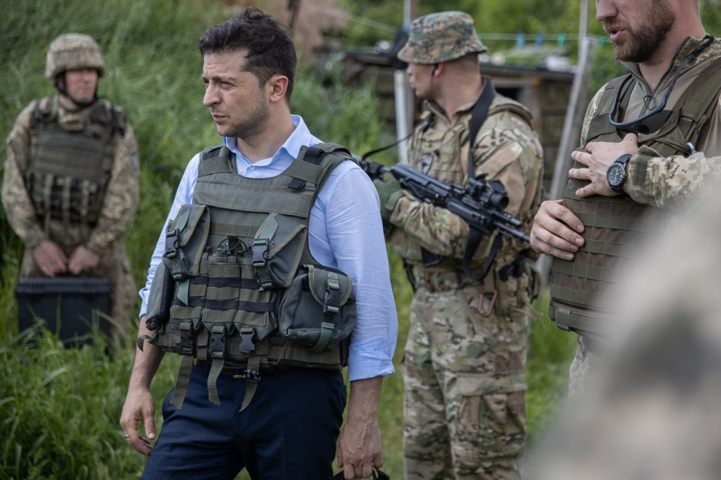 Arxiu - Arxiu - Imatge d'arxiu del president d'Ucraïna, Volodimir Zelenski, visitant el front de guerra