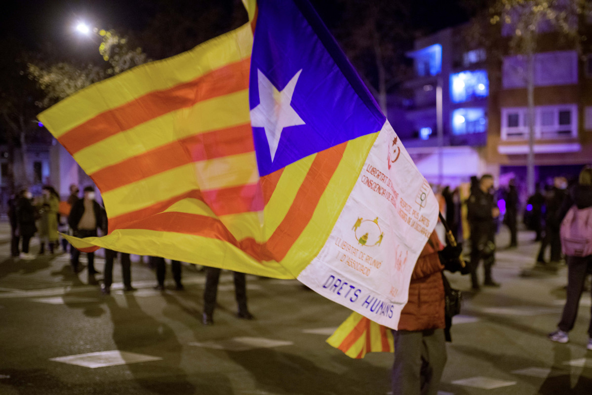 Una persona subjecta una bandera durant una concentració a l'avinguda Meridiana de Barcelona, en una imatge d'arxiu del 1 de febrer passat.