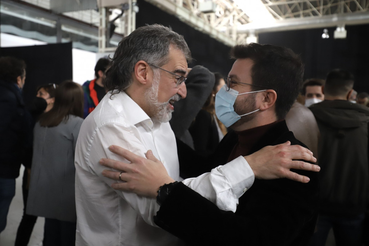 El expresidente de Òmnium Cultural, Jordi Cuixart, y el presidente de la Generalitat, Pere Aragonès
