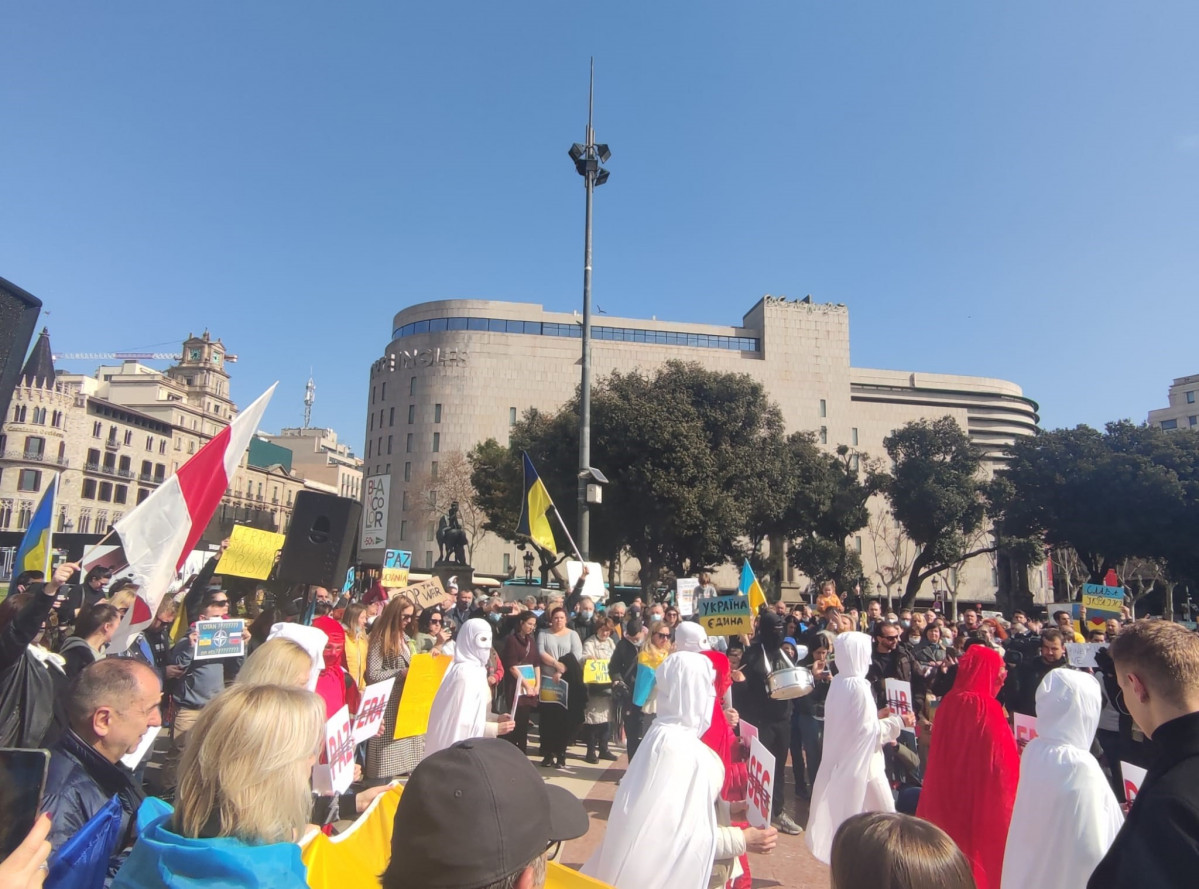 Cuarto día de protestas en Plaza Catalunya contra la invasión rusa en Ucraina